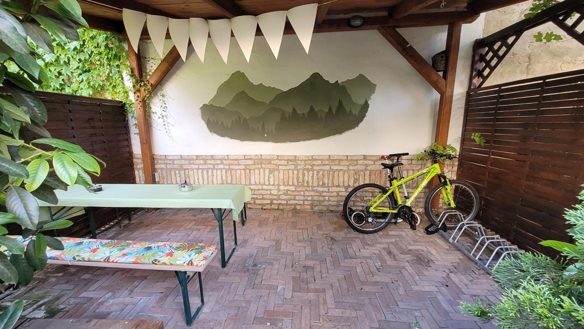 Tulip Home Guest House Vác Екстериор снимка
