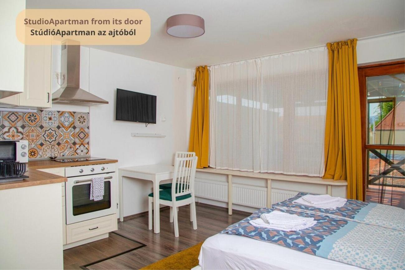 Tulip Home Guest House Vác Екстериор снимка