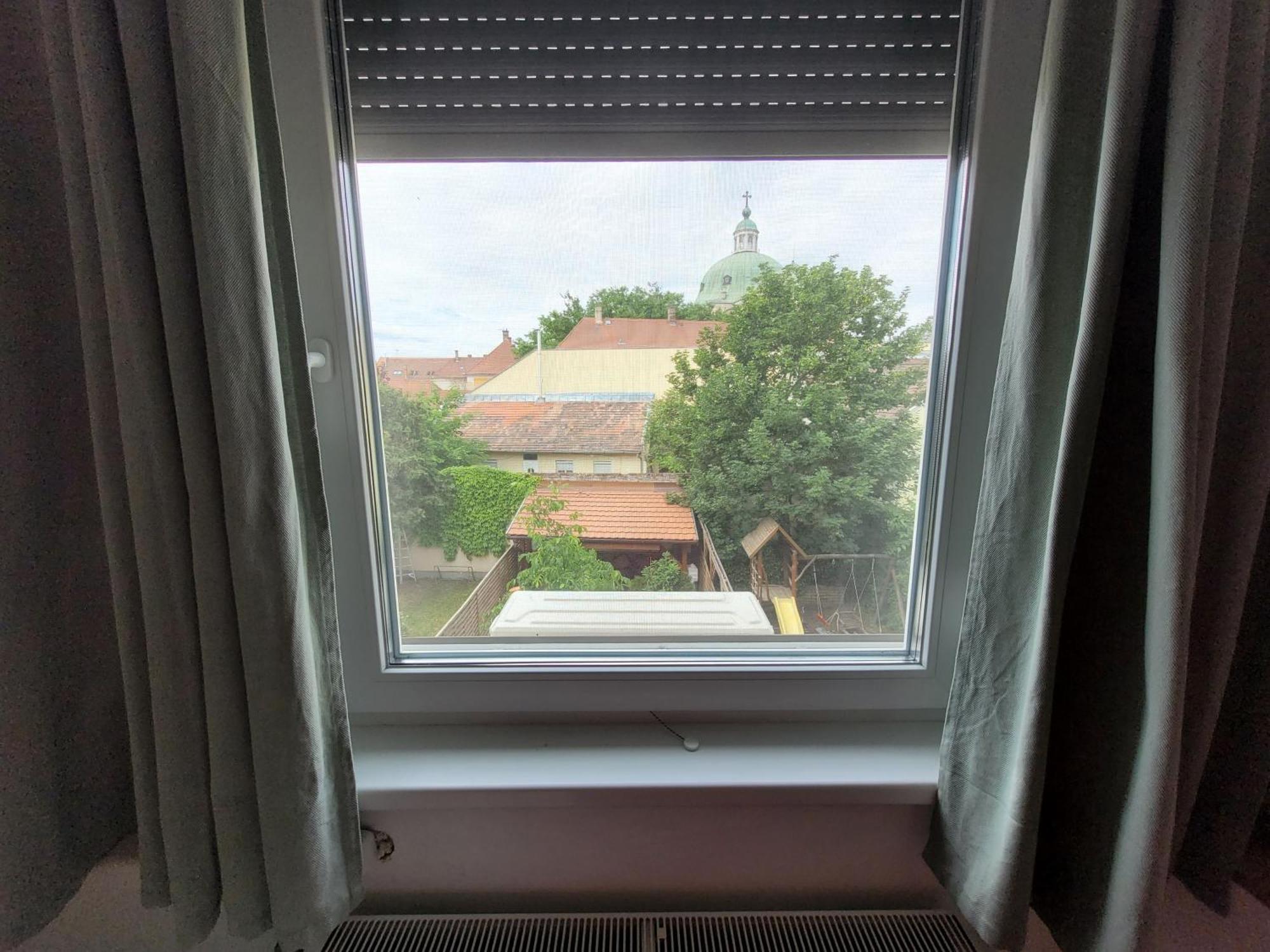 Tulip Home Guest House Vác Екстериор снимка